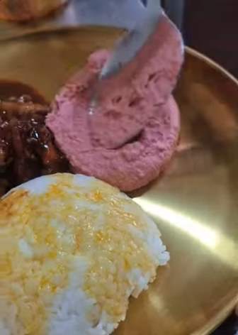Prato do almoço executivo com arroz, servido em prato dourado