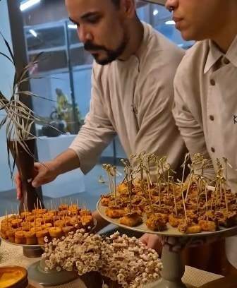 Equipe do Kangaça montando uma mesa de finger foods em um evento